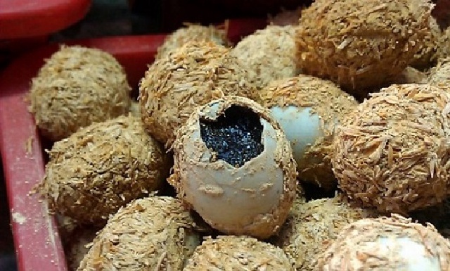 Thành phẩm hột vịt bắc thảo tuyệt ngon sau 3 tháng ủ.