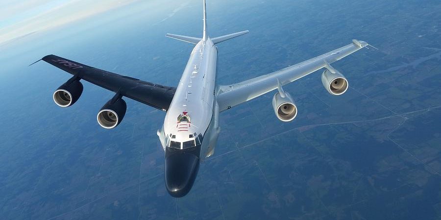 Máy bay trinh sát RC-135S, chuyên "đánh hơi" các vụ phóng tên lửa đạn đạo, gần đây đã xuất hiện ở Biển Đông.