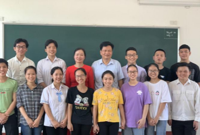 Lớp học &#39;mưa&#39; điểm 10 thi THPT ở Hà Tĩnh - 1