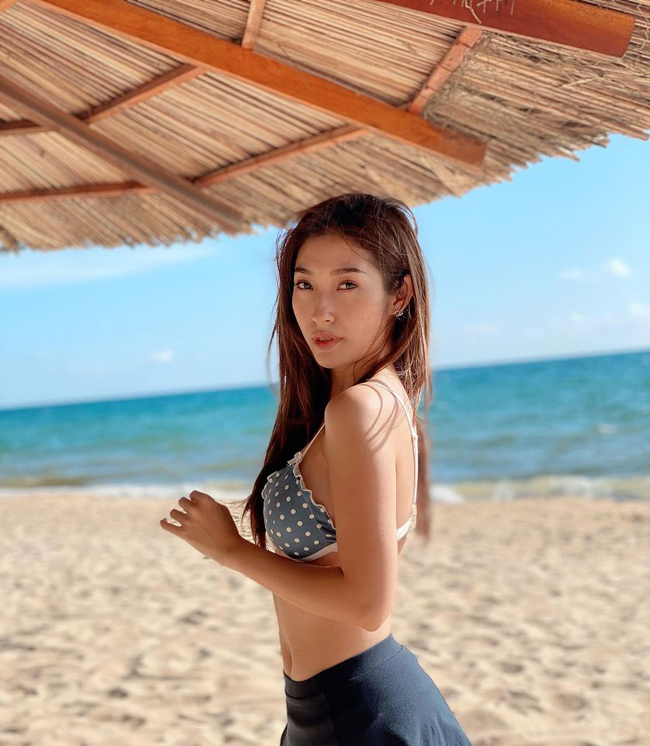 Gần đây người đẹp khiến fan chú ý với bộ hình khoe vóc dáng đẹp khi thả dáng trên bãi biển.
