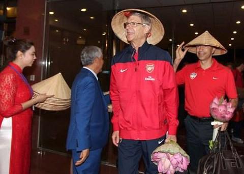 HLV Arsene Wenger đội nón lá truyền thống Việt Nam. Ảnh: NLD