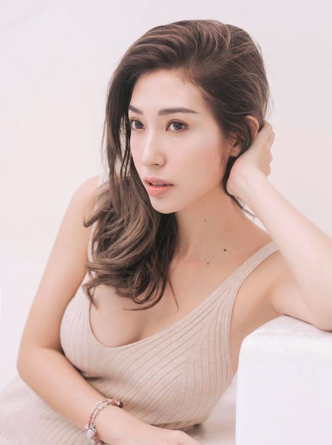 Quyến rũ không kém cạnh là nữ ca sĩ Khổng Tú Quỳnh. Cô cũng được nhận xét ngày một sexy sau khi kết thúc&nbsp;mối tình với Ngô Kiến Huy.
