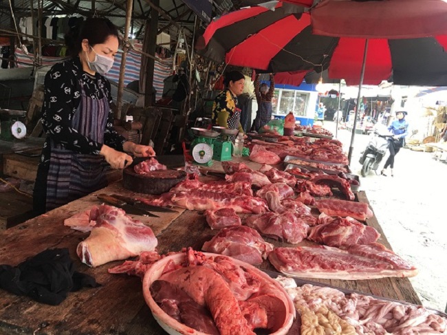 Giá thịt lợn bán lẻ tại các chợ dân sinh đã hạ nhiệt nhưng người mua vẫn không “mặn mà”.