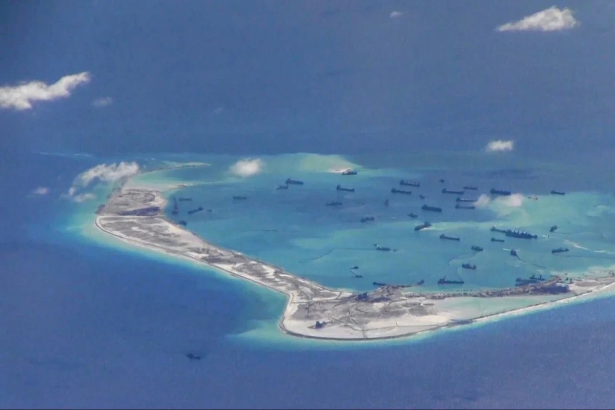Các tàu nạo vét của Trung Quốc hoạt động trái phép ở Biển Đông&nbsp;năm 2015. Ảnh: Reuters