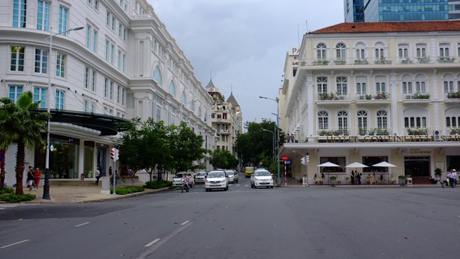Ở Hà Nội và Tp.HCM, nhiều tuyến đường có giá bất động sản rất đắt đỏ và được ví là những mảnh "đất vàng". 
