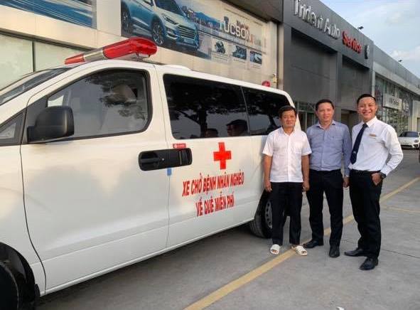 &nbsp;Ông Đoàn Ngọc Hải bên cạnh xe cứu thương của mình mua để phục vụ bệnh nhân nghèo về quê miễn phí