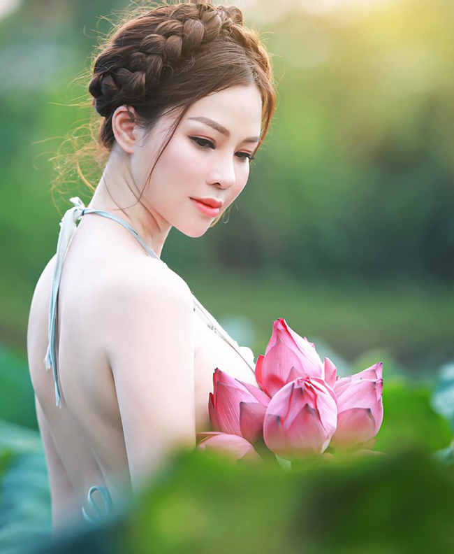 &#34;Thứ 2 là đẹp trong mắt chồng mình thì anh ấy sẽ yêu thương và cưng chiều vợ hơn. Thứ 3 đẹp trong mắt mọi người thì sẽ nhận được nhiều lời khen, lời khen sẽ khiến bản thân vui vẻ, chồng con tự hào về mình, hạnh phúc của một phụ nữ chỉ cần có thế!&#34;, cựu người mẫu tâm niệm.
