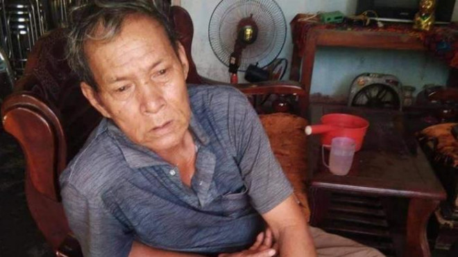 Ông Phạm Trung-bố của chị Phạm Thị Nga (nạn nhân vừa mất vì TNGT) ngồi thẫn thờ kể từ khi nghe tin con gái qua đời.