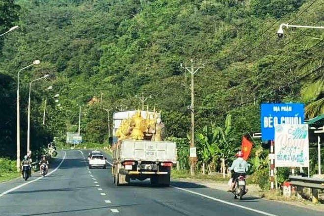 Trên trang cá nhân của facebook này đăng hình vận chuyển các tượng trên Quốc lộ 20 đoạn qua địa phận đèo Chuối (Đạ Huoai, Lâm Đồng).