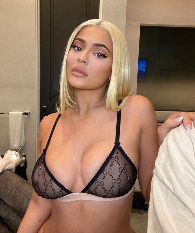 Kylie Jenner- người mẫu có body nóng bỏng nhất thế giới cũng từng &#34;đau khổ&#34; vì những dấu vết của sinh nở.
