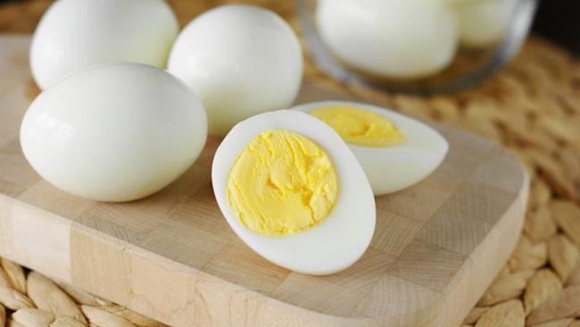 Ăn trứng luộc vừa ít calo lại còn giúp bạn mau no, chưa kể còn rẻ tiền nữa chứ.