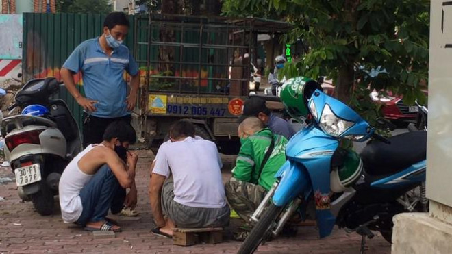 Họ thường tập trung theo từng nhóm ngồi chờ việc, trong lúc rảnh rỗi thường ngồi trò chuyện tán gẫu, đấm bóp vai cho nhau hoặc chơi cờ để "giết thời gian".