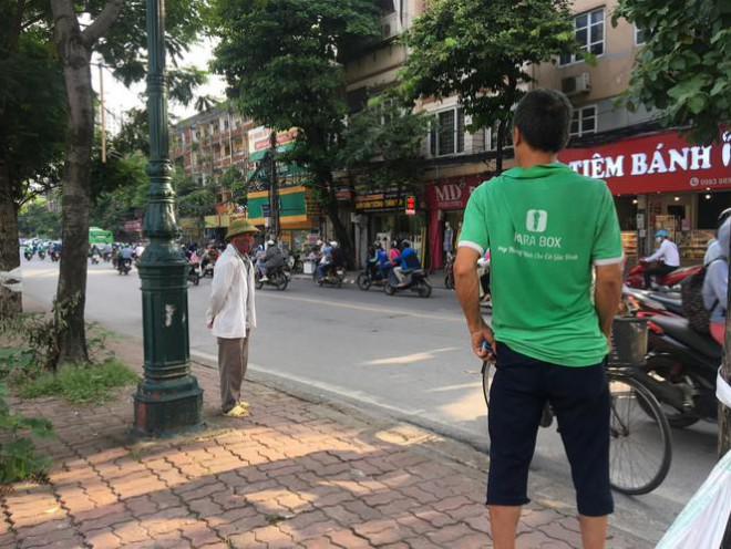 Anh Hoàng Văn Sáu - người lao động đến từ Hòa Bình cho biết: "Anh làm công nhân cho một khu công nghiệp tại Hà Nội, vào thời điểm này công ty ít việc, anh phải ra khu vực cầu Mai Động để kiếm thêm việc làm, ai thuê gì thì làm nấy, nhưng mức thu nhập cũng không khá hơn là mấy, có khi ngồi đây vài ngày cũng không có ai đến thuê".