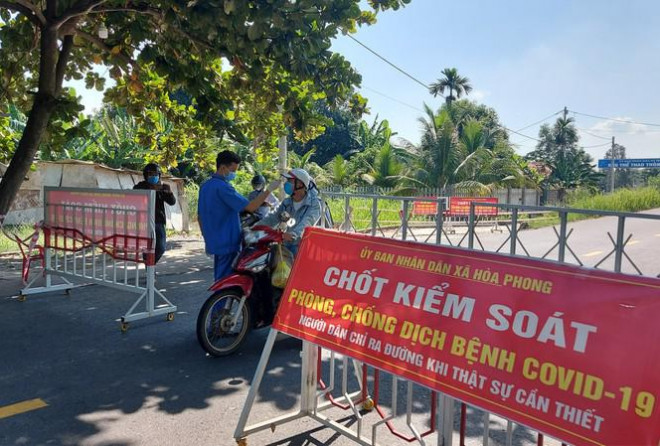 Kiểm soát chặt người ra vào khu vực thôn Thạch Bồ (Hoà Phong, Hoà Vang, Đà Nẵng) để ngăn dịch lây lan.