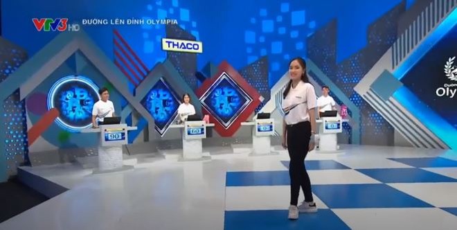 Hồng Lam thể hiện màn&nbsp;catwalk ngay trên sân khấu của "Đường lên đỉnh Olympia".