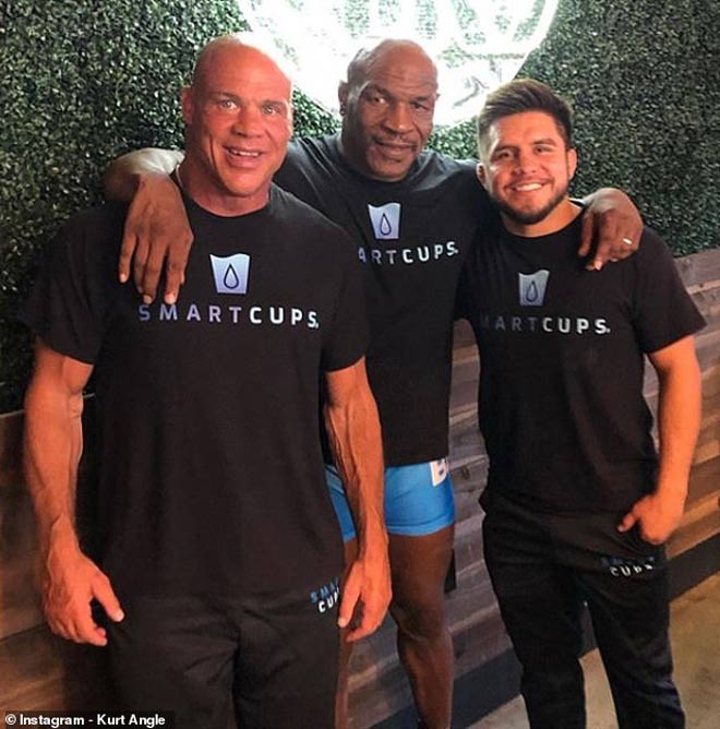 Huyền thoại đấu vật Kurt Angle (trái) và cựu vô địch UFC Henry Cejudo (phải) luyện tập cùng Mike Tyson