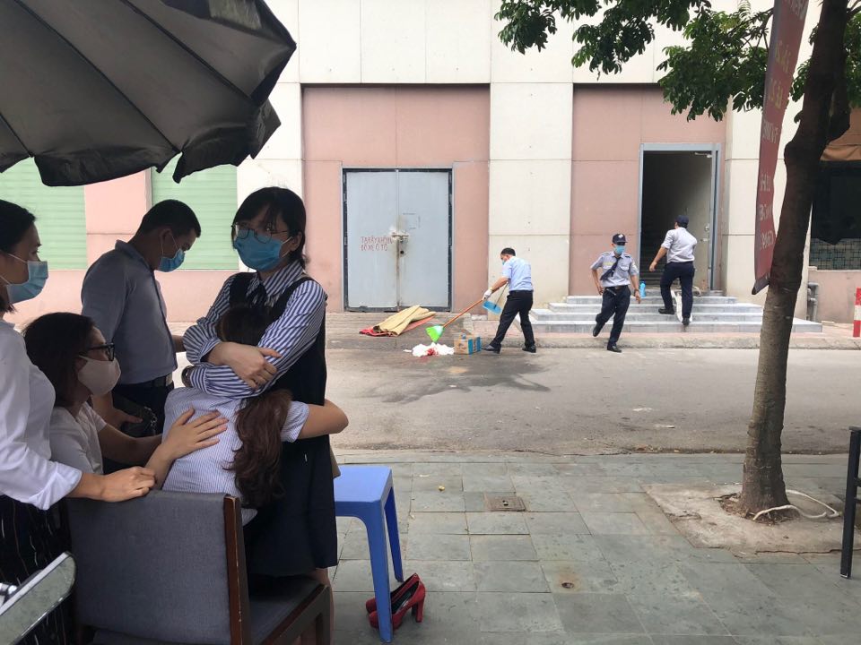 Mẹ cháu bé khóc ngất.