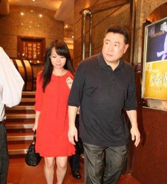 Ông Lưu Loan Hùng là tỷ phú bất động sản ở Hong Kong. Ông hiện sở hữu tài sản khoảng 17 tỷ USD. Ngoài chuyện kinh doanh thành công, ông cũng dính nghi án hẹn hò với nhiều mỹ nhân.
