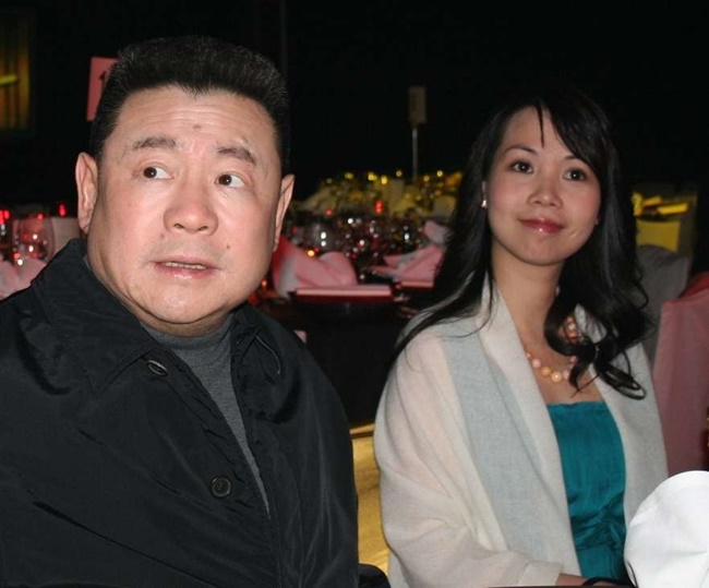 Tuy nhiên, chuyện tình cảm của 2 người kết thúc năm 2014. Đại gia Lưu Loan Hùng cho hay, ông và bạn gái Lữ Lệ Quân đã đường ai nấy đi. Cặp đôi này có 2 con với nhau
