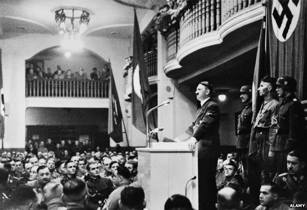 Hitler phát biểu tại quán bia&nbsp;Bürgerbräukeller ở Munich, Đức,&nbsp;hôm 8/11/1939. Ảnh: Alamy