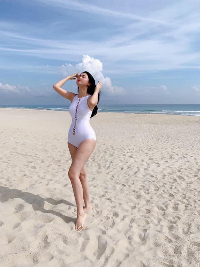 Tháng 10.2019, Á hậu Thanh Tú khoe ảnh diện áo tắm nóng bỏng do ông xã chụp.
