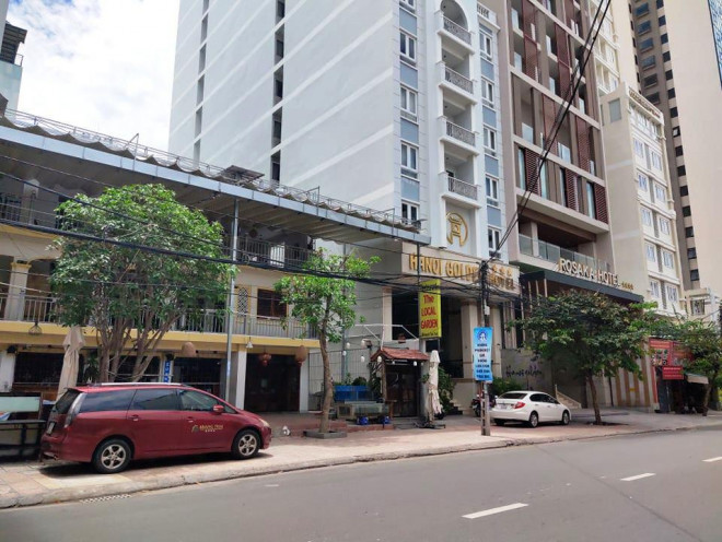 Một dãy khách sạn đìu hiu vì vắng khách ở TP Nha Trang, tỉnh Khánh Hòa Ảnh: KỲ NAM