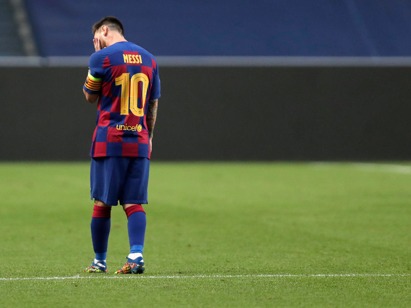 Messi ở lại làm “vua” tại Barca: Tôn vinh những giá trị vĩ đại - 14