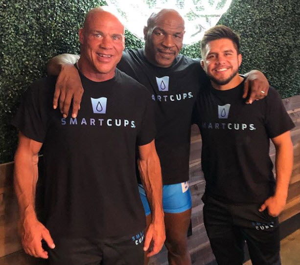 Mike Tyson cùng Kurt Angle (trái) và Henry Cejudo (phải)