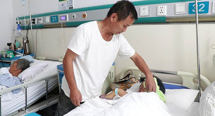 Ông Trần đang chăm sóc vợ mình.