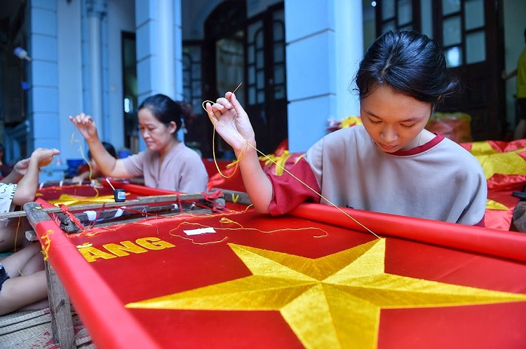 Ngoài ra, việc thêu tay cũng là cách để nhiều chủ xưởng may ở đây duy trì nghề truyền thống từ nhiều đời truyền lại.