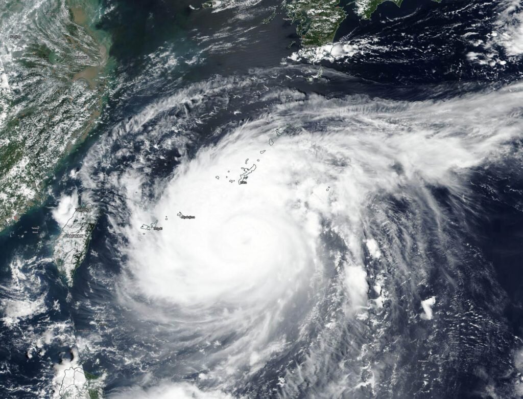 Siêu bão Maysak qua ảnh chụp vệ tinh của NASA.