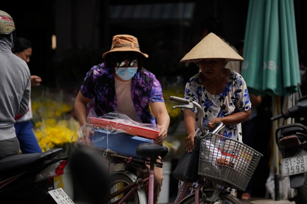 Nam nghệ sĩ làm đủ chiêu trò để bán hoa nhưng không ai mua