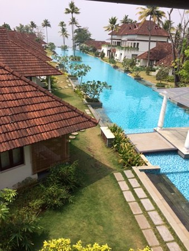 Giám đốc resort cho hay: &#34;Chúng tôi không có doanh thu, vì vậy hồi tháng 6 đã thả khoảng 16.000 con cá đốm ngọc trai 2 tháng tuổi vào bể bơi&#34;.
