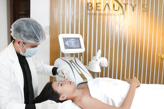 Bác sĩ Beauty S điều trị da cho khách hàng bằng công nghệ mới