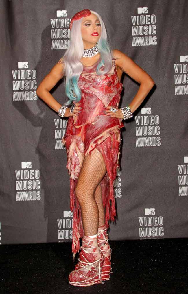 Chiếc váy từ "thịt tươi" này cũng lọt vào danh sách những thiết kế dữ dội nhất thảm đổ âm nhạc này. Lady Gaga cho biết, cô chọn chiếc váy này với thông điệp nhân quyền.
