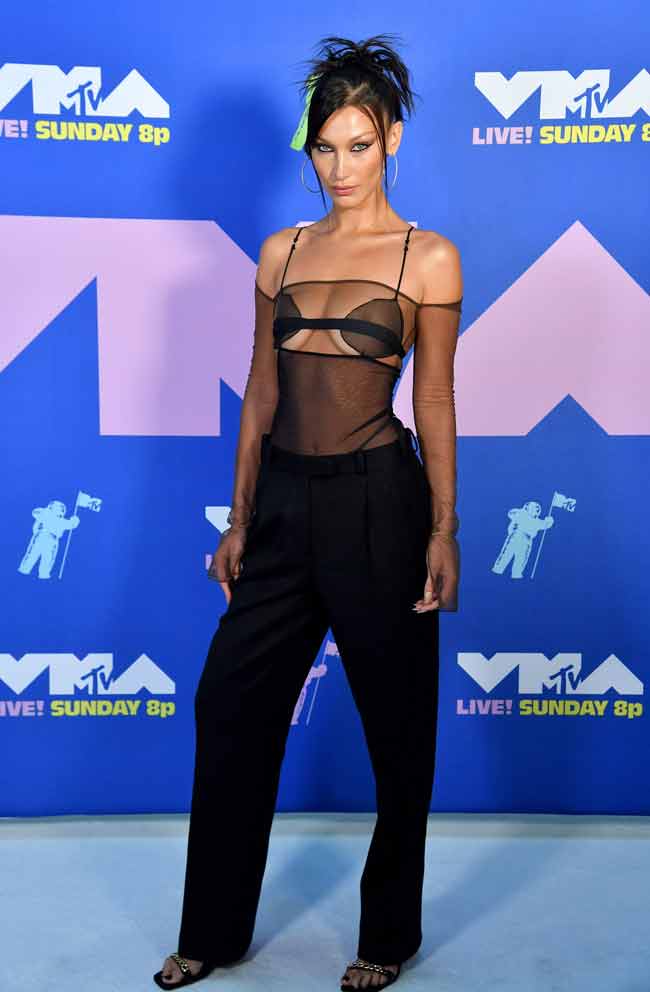 Không chọn váy như nhiều mỹ nhân khác, hot girl Bella Hadid xuất hiện tại thảm đỏ VMAs 2020 với bộ đồ lộ nội y, mix với quần suông khoe vẻ đẹp cá tính.
