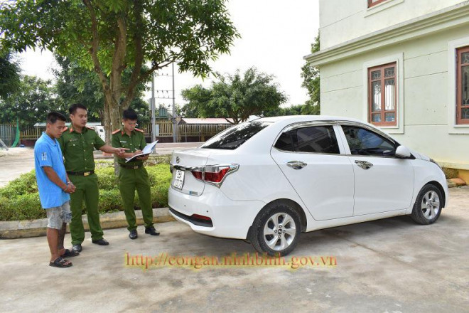 Chiếc taxi gia đình mà Vương đã cướp của nạn nhân - Ảnh Công an Ninh Bình