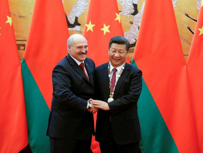 Tổng thống Belarus Alexander Lukashenko (trái) tiếp đón Chủ tịch Trung Quốc Tập Cận Bình sang thăm thủ đô Minsk vào tháng 5-2015. Ảnh: REUTERS