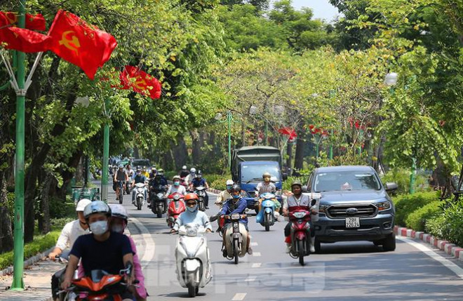 Năm nay, do tác động của dịch COVID-19, nhiều người dân Hà Nội chọn ở lại Thủ đô thay vì đi ra các tỉnh, thành lân cận.