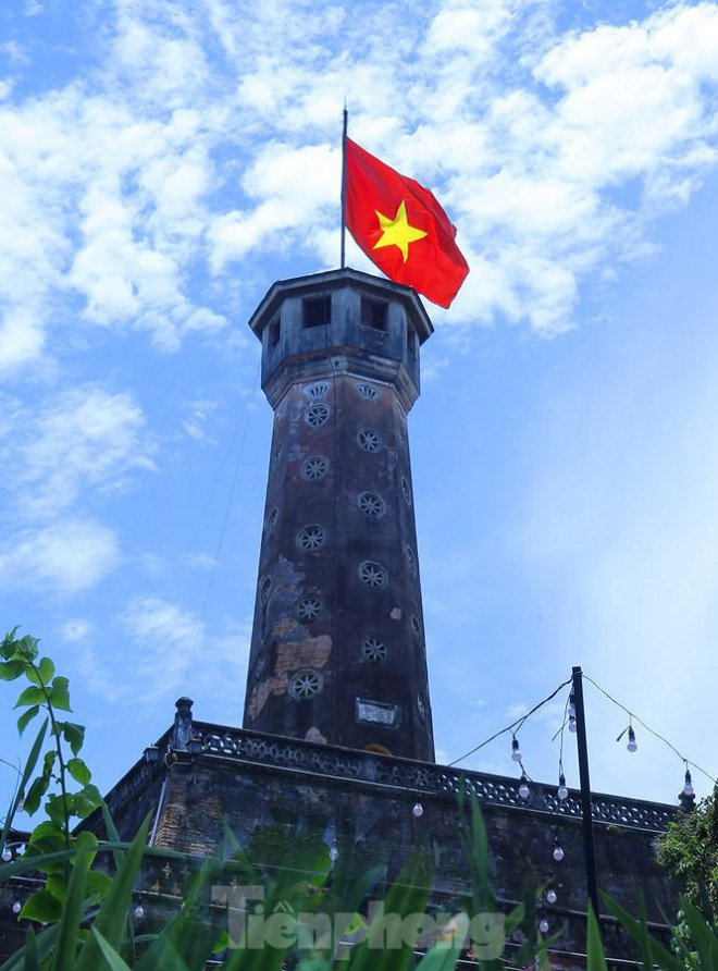 Quốc kỳ tung bay trên Cột cờ Hà Nội (hay còn gọi là Kỳ đài) - một trong những biểu tượng làm nên Hà Nội uy nghiêm và lắng đọng