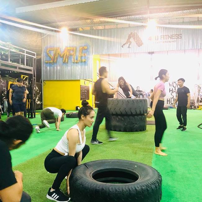 Cô từng chia sẻ thói quen ăn đêm do Trường Giang nấu nhưng bù lại sẽ tập gym 4 tới 5 tiếng đồng hồ ngày hôm sau.
