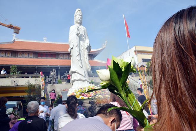 Sáng 2/9 (rằm tháng 7 Âm lịch), hàng ngàn người dân đã đến các ngôi chùa trên địa bàn TP.HCM để lễ Phật và cầu bình an cho cha mẹ nhân ngày lễ Vu Lan báo hiếu.