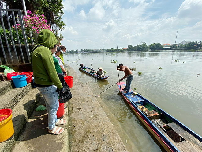 Hàng ngàn&nbsp; con cá vừa được thả xuống sông Sài Gòn thì ngay lập tức một số người chèo thuyền dùng chích điện và vợt bắt cá bỏ lại trên ghe sau đó mang đi bán.