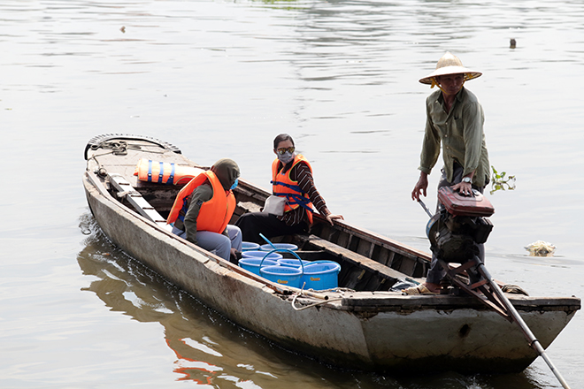 Một số người không muốn cá, ba ba, lươn mình phóng sinh bị bắt đã chấp nhận thuê thuyền ra giữa sông Sài Gòn để thả.