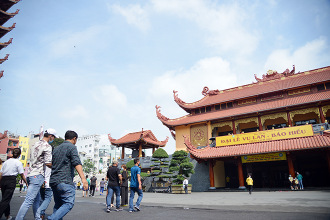 Lễ Vu Lan báo hiếu năm nay có chút đặc biệt hơn mọi năm vì diễn ra trong tình hình dịch bệnh COVID-19 vẫn chưa thể dứt hoàn toàn. Chính vì thế, nhiều người dân đi chùa cầu an trong dịp này cũng không quên đeo khẩu trang để phòng dịch.