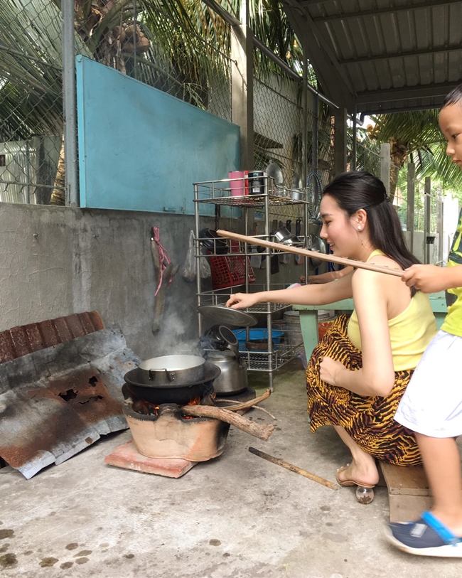 Diệp Hồng Đào và con trai cùng nhau nấu cơm bằng bếp than củi.
