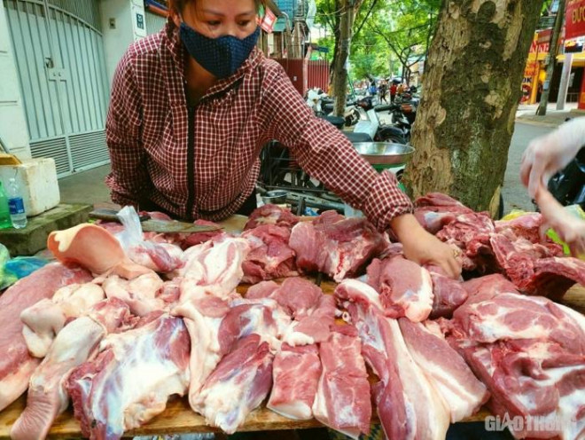 Giá thịt lợn tại các chợ dân sinh đang có xu hướng giảm.