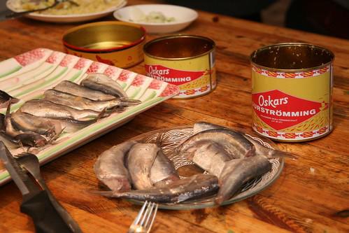 Giá bán của món&nbsp;Surströmming khoảng 65 bảng Anh/kg (hơn 2 triệu đồng/kg).