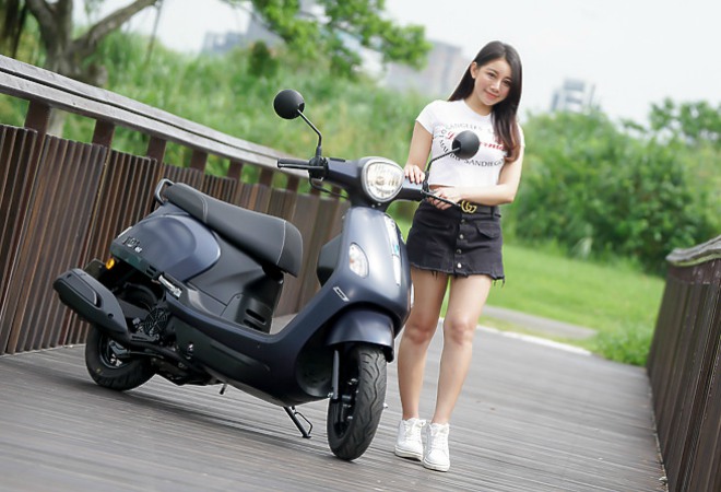 2020 SYM Fiddle LT 115 nổi bật bên người đẹp trẻ trung.