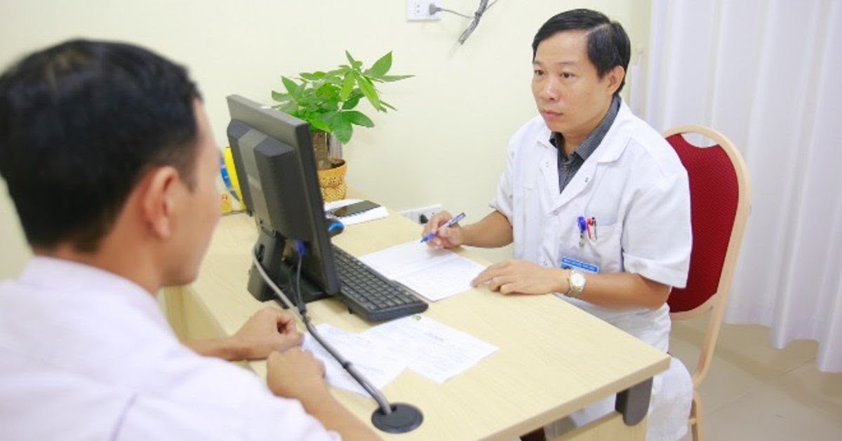 PGS.TS Nguyễn Quang – Giám đốc Trung tâm Nam học, Bệnh viện Hữu nghị Việt Đức thăm khám cho bệnh nhân.&nbsp;
